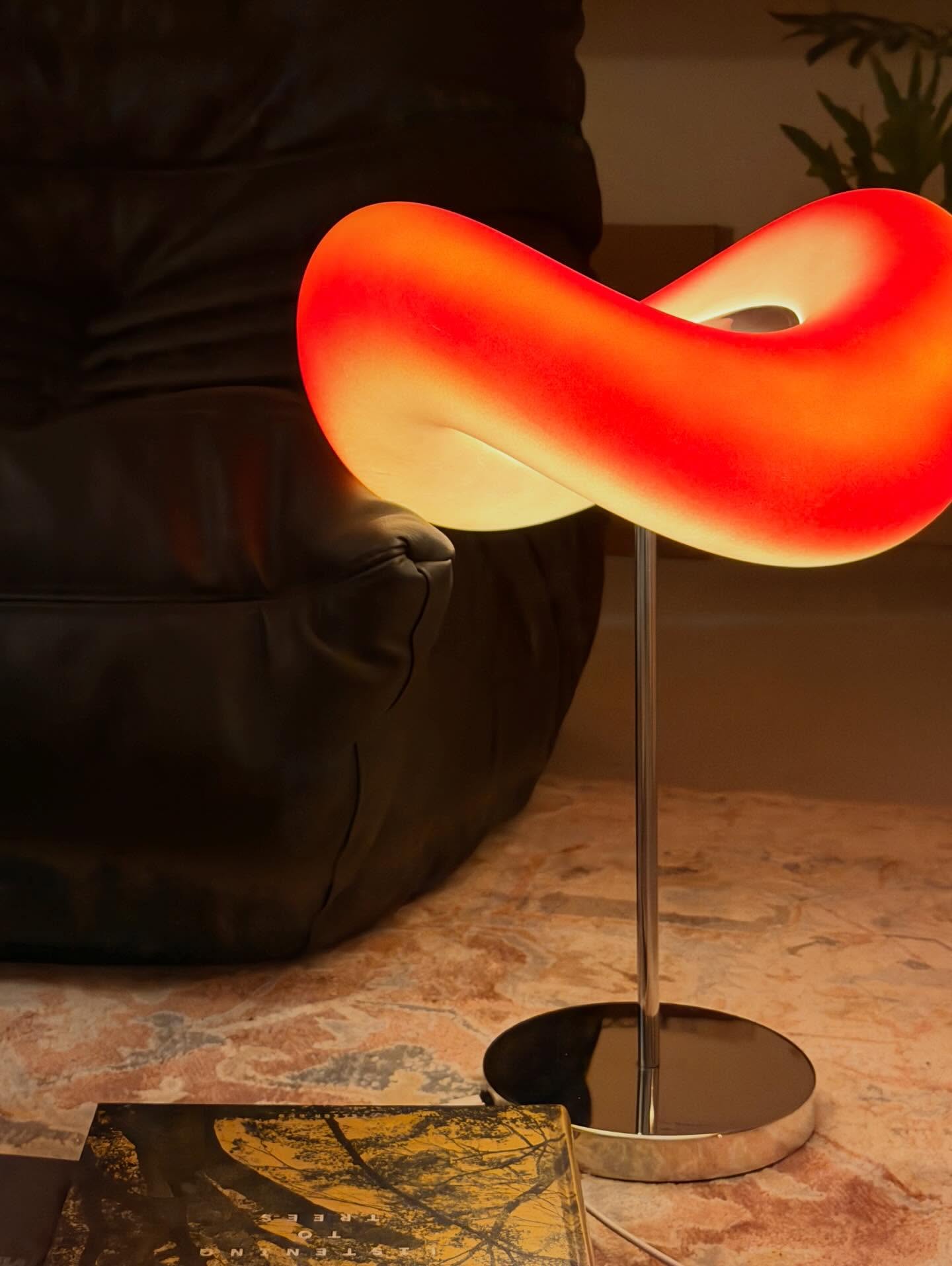 Chic Mobius Table Lamp